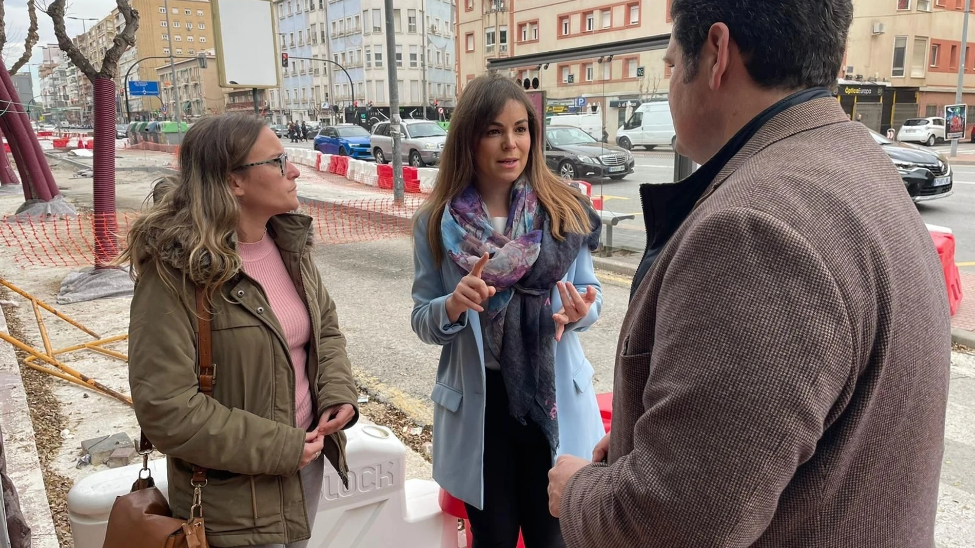 Imagen de Rebeca con la presidenta de la Junta de Distrito de Santa María de Gracia de Murcia, Arancha Hernández; y con el presidente de la Federación Murcia Área Comercial, Santiago Vera