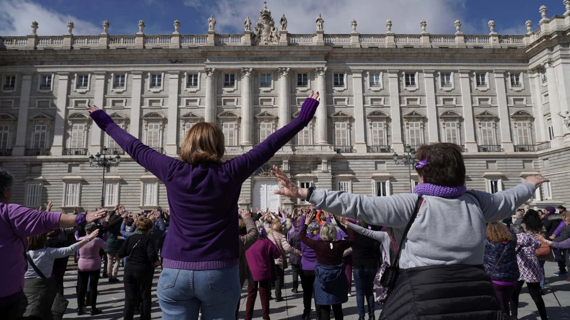 Cerca de 300 usuarias de centros de mayores de siete distritos madrileños protagonizaron un «flashmob» frente al Palacio Real
