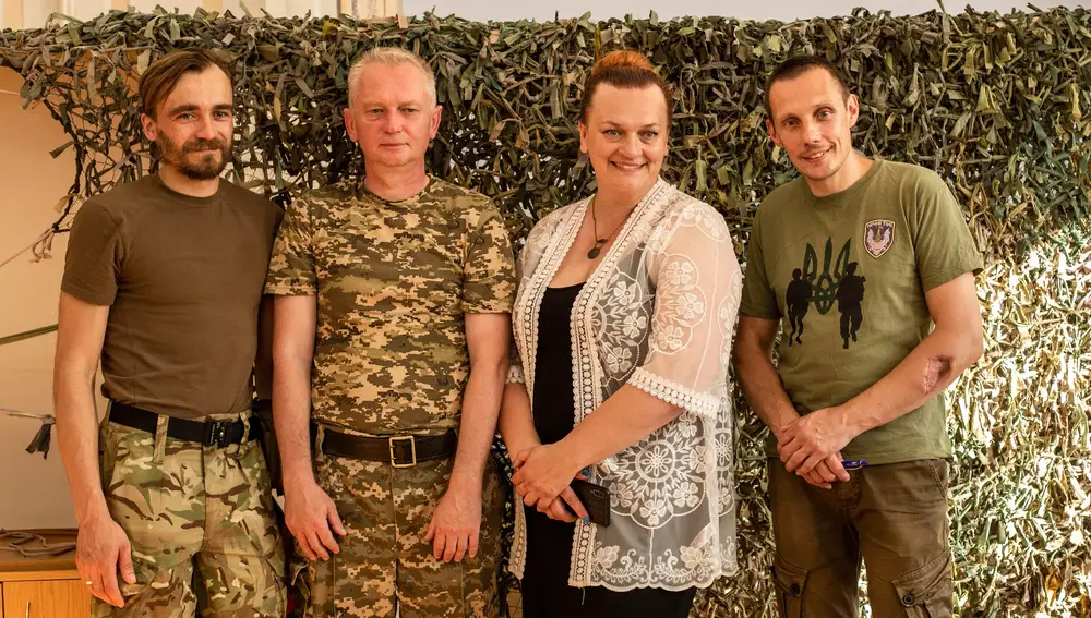 Tania Pylypets posa junto a soldados ucranianos