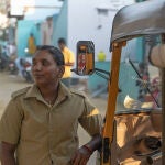 Madres solteras en la India al mando de mototaxis
