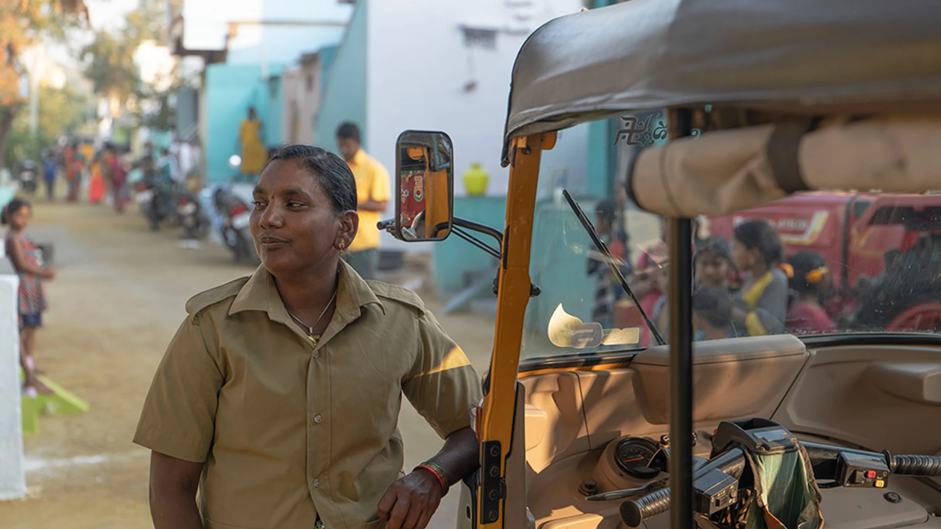 Madres solteras en la India al mando de mototaxis
