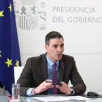 El presidente del Gobierno, Pedro Sánchez, mantiene un encuentro, por videoconferencia, con el consejero delegado del Grupo Renault, Luca de Meo