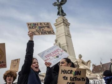 Siguen las huelgas en Francia: el pulso de Macron con los sindicatos se prolonga en Energía y Transportes