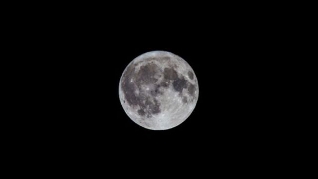 Una luna normal, o tal vez una superluna, quién sabe, porque son indistinguibles en estas condiciones