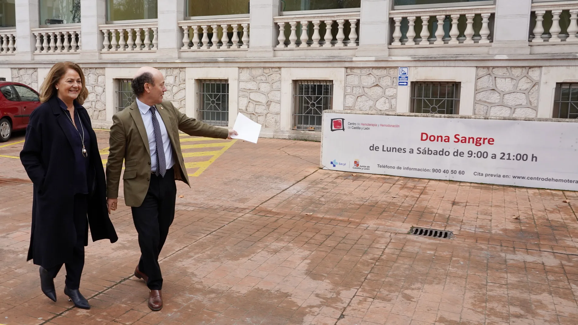 El viceconsejero de asistencia Sanitaria, Jesús García Cruces junto a la directora del Chemcyl, Lidia Blanco, tras presentar la iniciativa "Una mujer comprometida dona sangre"