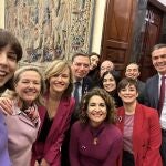 Pedro Sánchez posa con diez ministros socialistas en los pasillos del Congreso con motivo del 8M. PERFIL DE TWITTER DE DIANA MORAN 08/03/2023