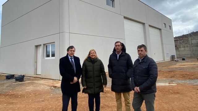 El director general de Carreteras e Infraestructuras, Jesús Puerta, durante la visita a las obras del parque de Ágreda junto a la delegada territorial, Yolanda de Gregorio