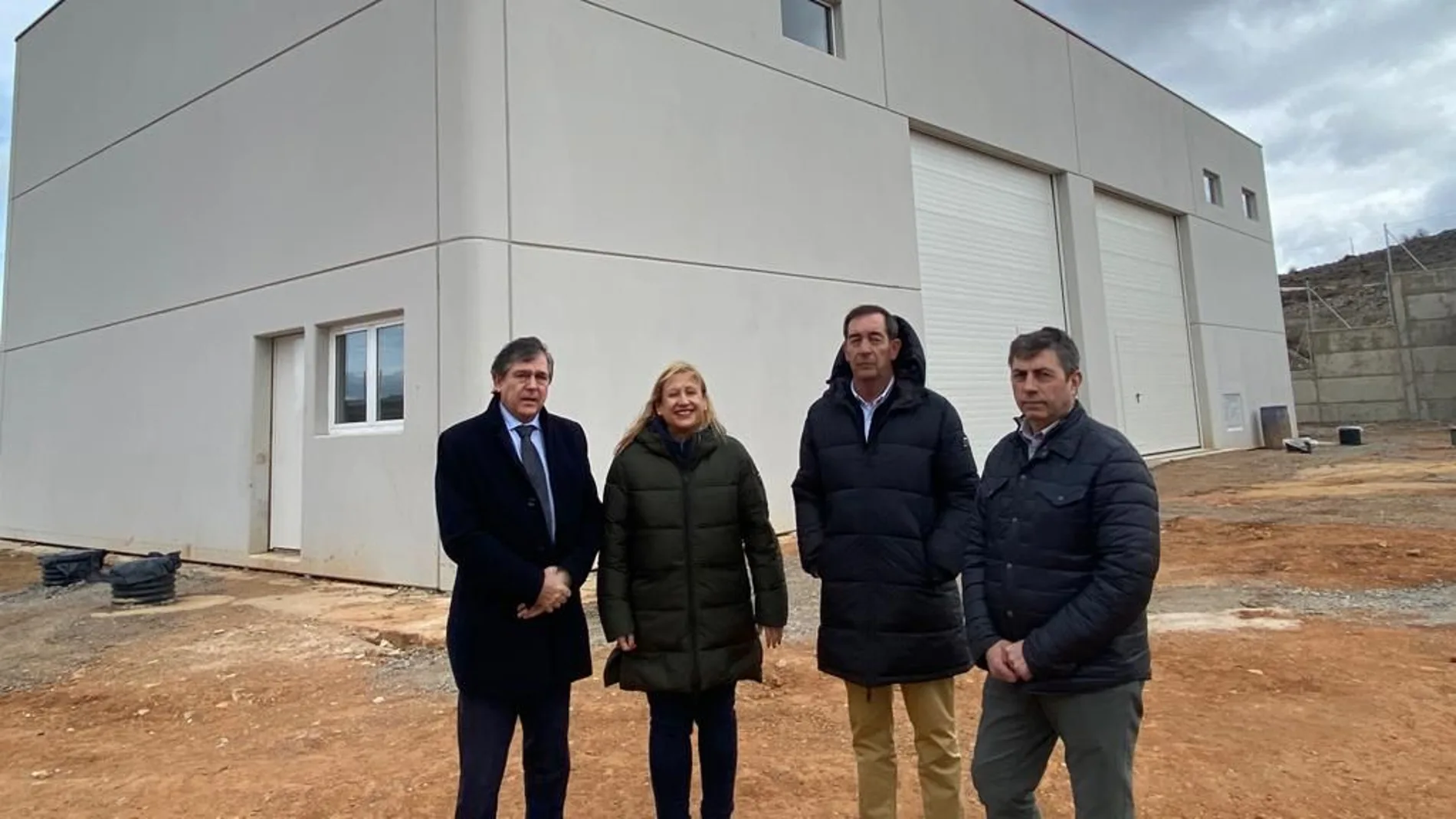 El director general de Carreteras e Infraestructuras, Jesús Puerta, durante la visita a las obras del parque de Ágreda junto a la delegada territorial, Yolanda de Gregorio