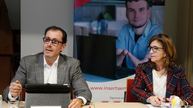 El delegado territorial de la ONCE en Castilla y León, Ismael Pérez, y la directora regional de Inserta Empleo en Castilla y León, Begoña Grijalvo, participan en el acto de constitución del Consejo Asesor del Foro Inserta Responsable en Castilla y León