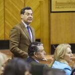 El presidente de la Junta, Juanma Moreno, en el Parlamento andaluz
