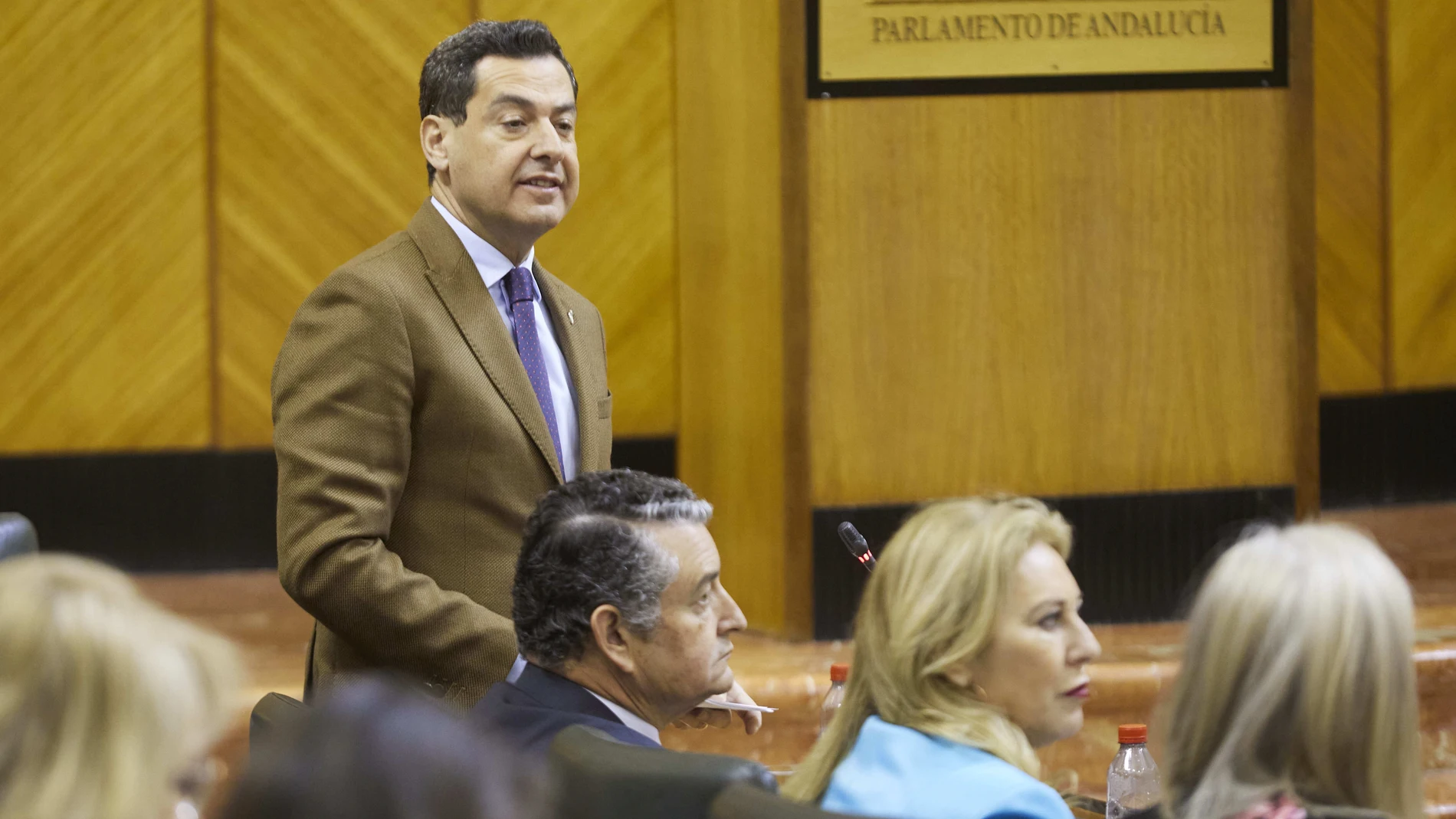 El presidente de la Junta, Juanma Moreno, en el Parlamento andaluz