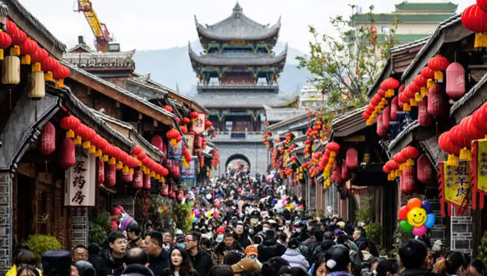 Los turistas visitan, durante las vacaciones de la Fiesta de la Primavera, la ciudad antigua de Jianchang (China)