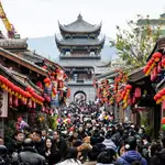 Los turistas visitan, durante las vacaciones de la Fiesta de la Primavera, la ciudad antigua de Jianchang (China)