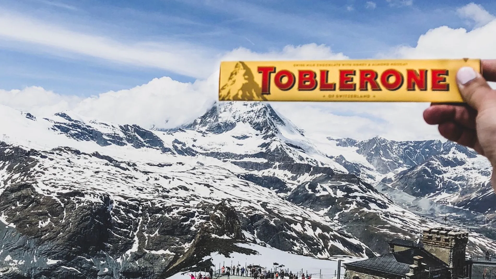 Toblerone, que comenzó a comercializarse hace 115 años en Suiza, se verá obligada por ley a dejar de usar el monte Cervino como logotipo de sus envases