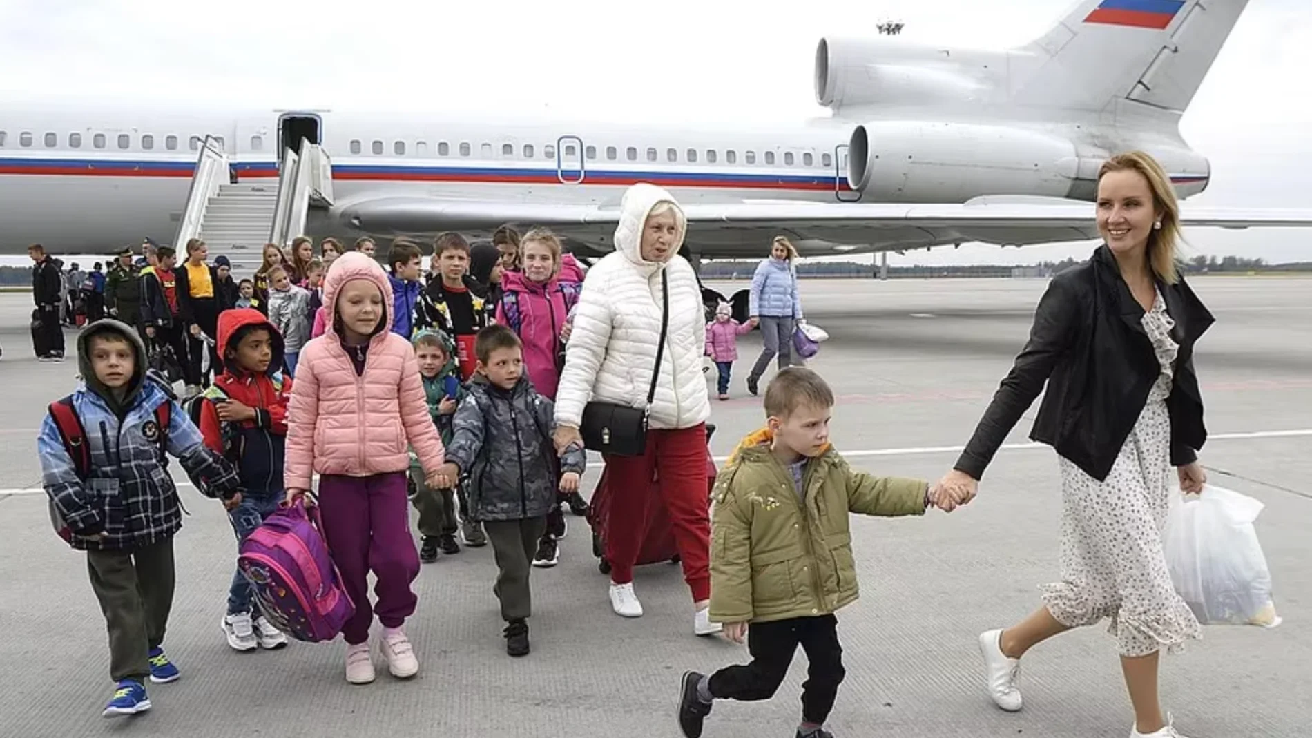 La funcionaria rusa, Maria Lvova-Belova, a su llegada a Moscú con un grupo de niños trasladados ilegalmente desde la entonces ciudad ocupada de Mariupol en octubre del año pasado