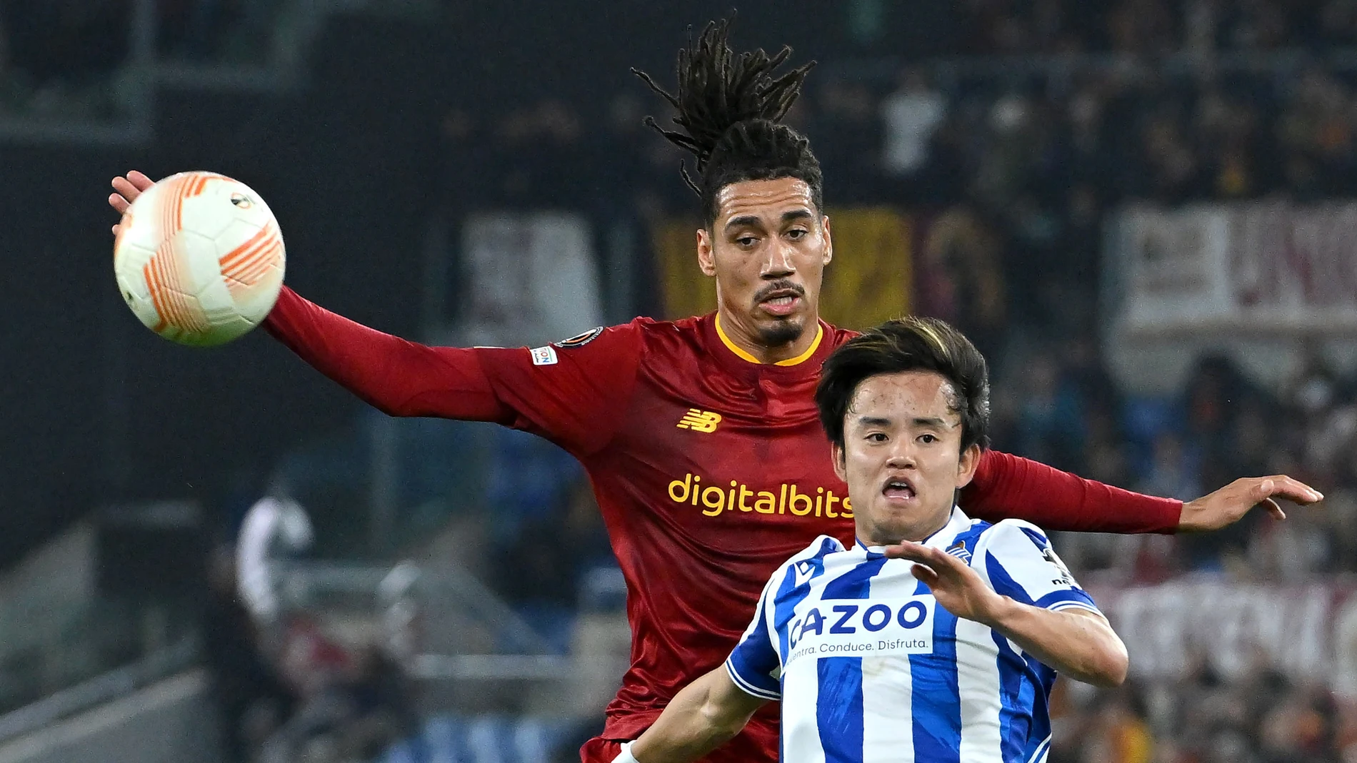 Rome (Italy), 09/03/2023.- AS Roma's Chris Smalling (L) vies for the ball with Real Sociedad's Takefusa Kubo during the UEFA Europa League round of 16 first leg soccer match between AS Roma and Real Sociedad, in Rome, Italy, 09 March 2023. (Italia, Estados Unidos, Roma) EFE/EPA/ETTORE FERRARI