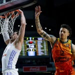 Hezonja anota dos puntos ante el Valencia Basket