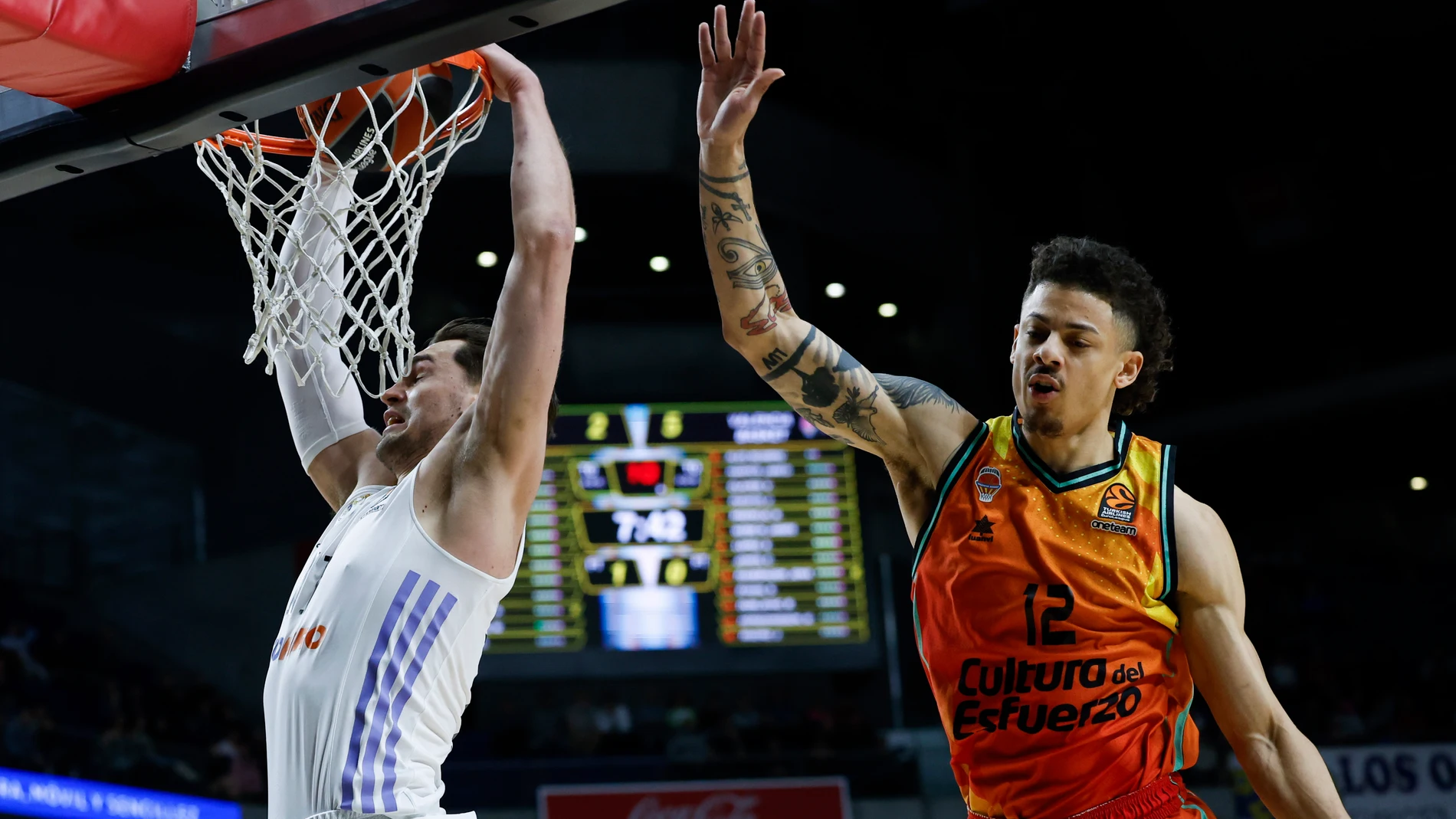 Hezonja anota dos puntos ante el Valencia Basket
