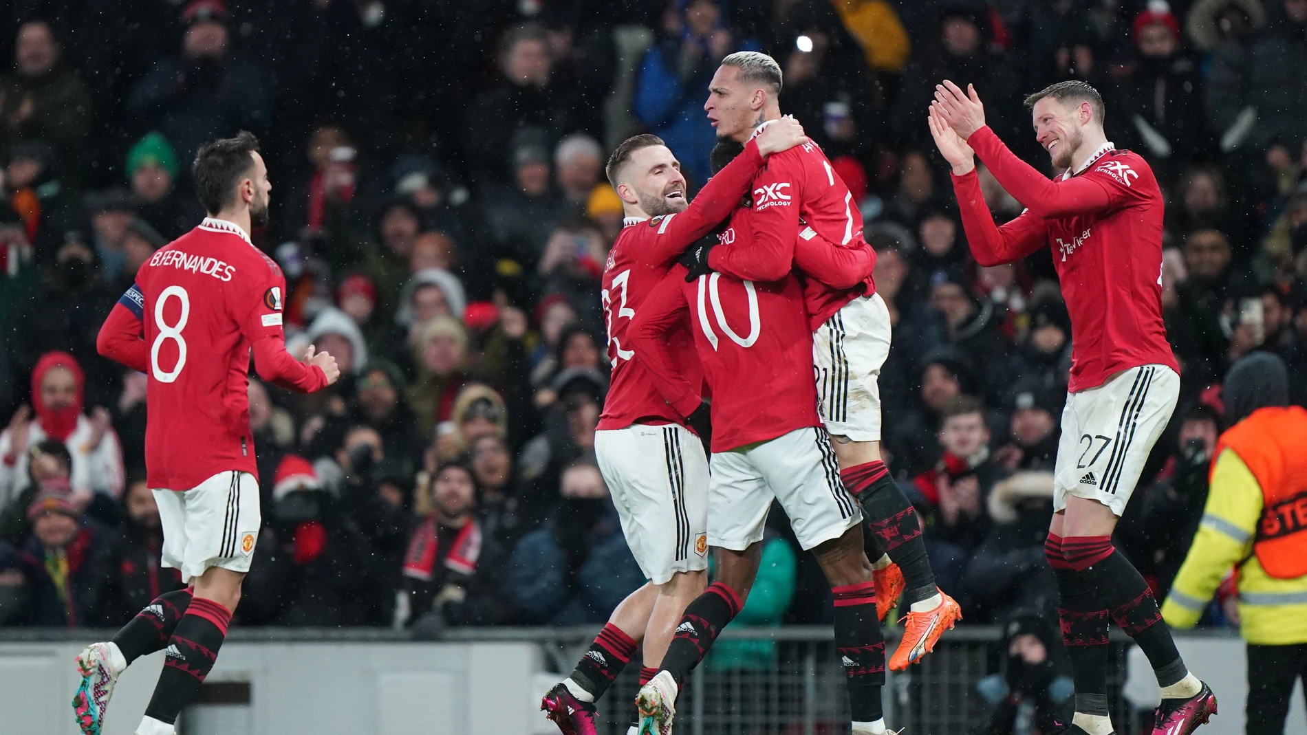 09 March 2023, United Kingdom, Manchester: Manchester United's Antony (2nd R) celebrates scoring his side's second goal with teammates during the UEFA Europa League round of 16 first leg soccer match between Manchester United and Real Betis at Old Trafford. Photo: Tim Goode/PA Wire/dpa 09/03/2023 ONLY FOR USE IN SPAIN