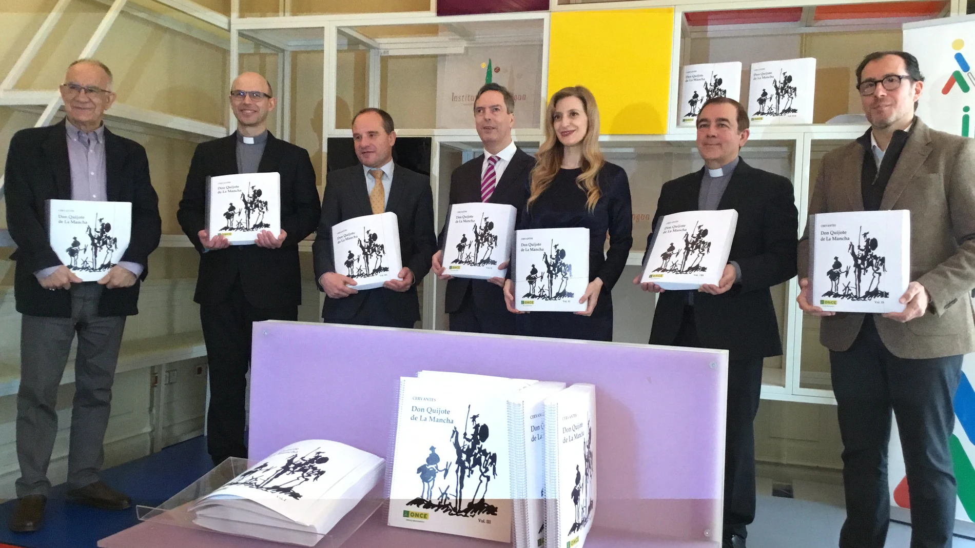 La ONCE entrega un ejemplar de ‘El Quijote’ en Braille al Archivo de la Catedral de Burgos en presencia de la viceconsejera de Acción Cultural de la Junta de Castilla y León, Mar Sancho y de Félix José Castro Lara, deán de la catedral de Burgos