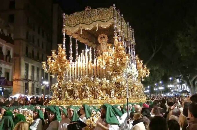 El trono de la Esperanza: cinco mil kilos de devoción en Málaga