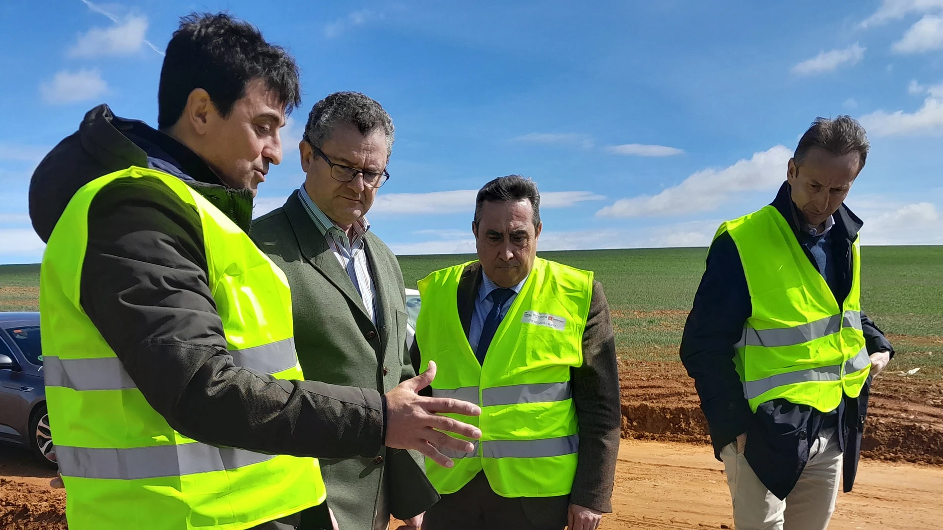 El consejero de Agricultura y Ganadería, Gerardo Dueñas, visita las obras de la zona regable de Payuelos
