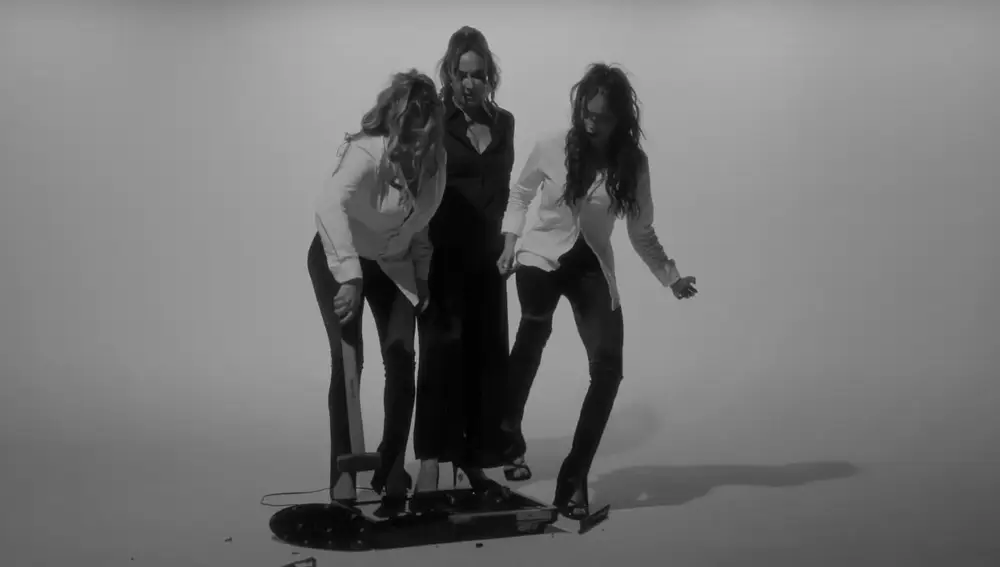 Amor Romeria, Gloria Camila y Rosario Mohedano en el videoclip 'De qué vas'