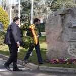 Ofrenda floral de García-Gallardo en recuerdo de las víctimas del terrorismo en la sede de la Junta