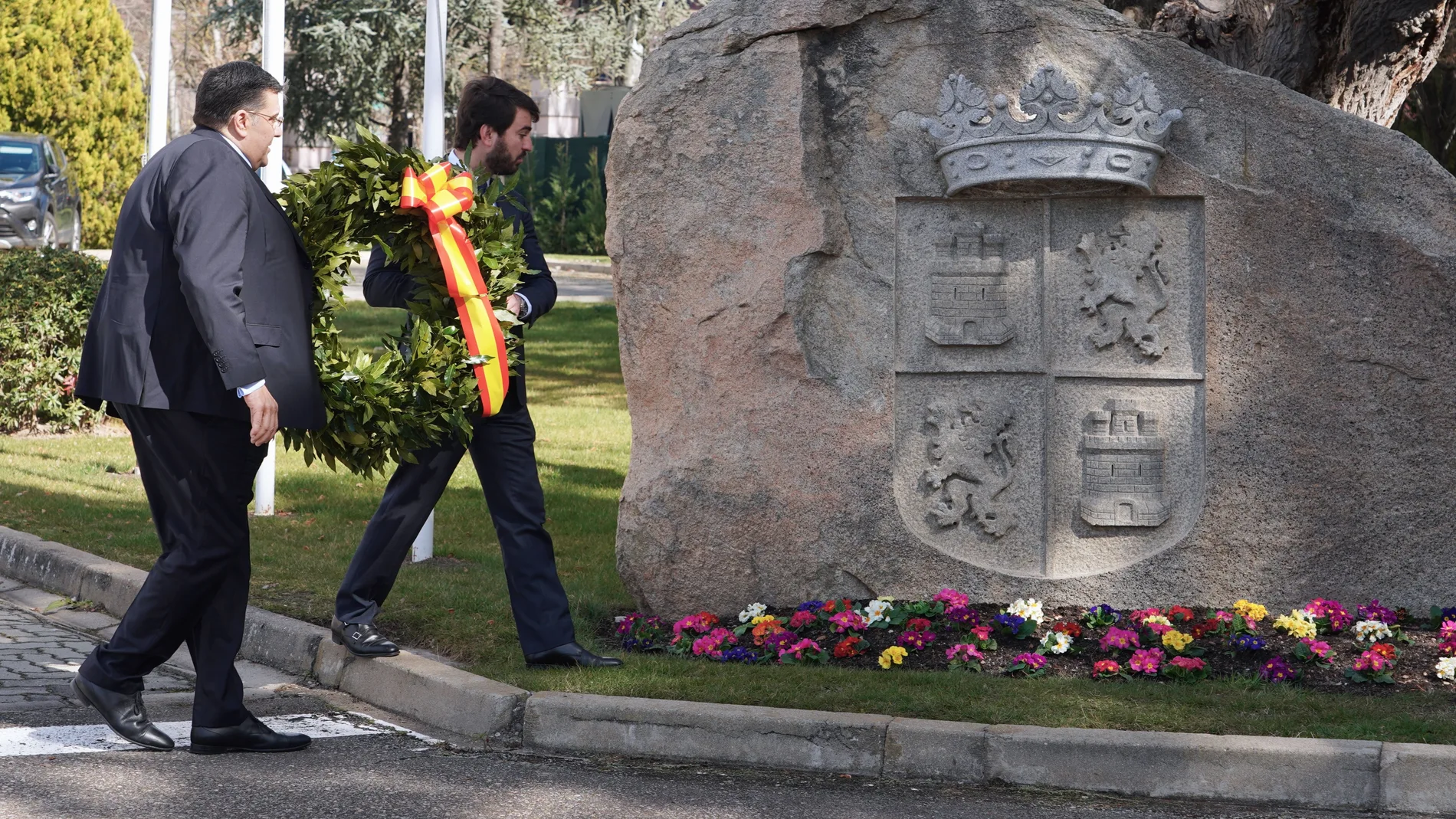 Ofrenda floral de García-Gallardo en recuerdo de las víctimas del terrorismo en la sede de la Junta