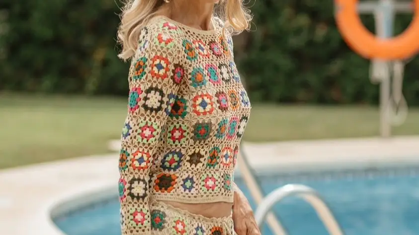 Carmen Lomana con conjunto de crochet.