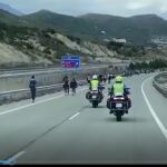Motoristas de la Agrupación de Tráfico de Navarra, que perderá sus competencias en julio por los acuerdos Gobierno-Bildu, protegen a los peregrinos