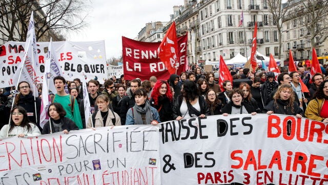 Manifestantes protestan en París contra la ley de pensiones del Gobierno
