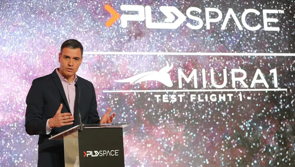 El presidente del Gobierno, Pedro Sánchez, en la presentación del cohete 'Miura 1', en el INTA, en Mazagón (Huelva).