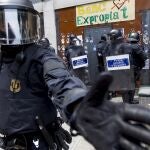 GRA196. BARCELONA, 04/06/2016.- Agentes antidisturbios de los Mossos han rodeado los accesos del llamado "Banco Expropiado" de Barcelona tras dispersar a empujones al centenar de personas que se habían concentrado a las puertas de la finca, en apoyo a los okupas que, según aseguran, han vuelto a entrar en el inmueble. EFE/Quique García