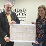 La investigadora de la UBU, Sonia Serna, y el investigador del Instituto de Historia del CSIC, Julio Escalona, con uno de los manuscritos investigados
