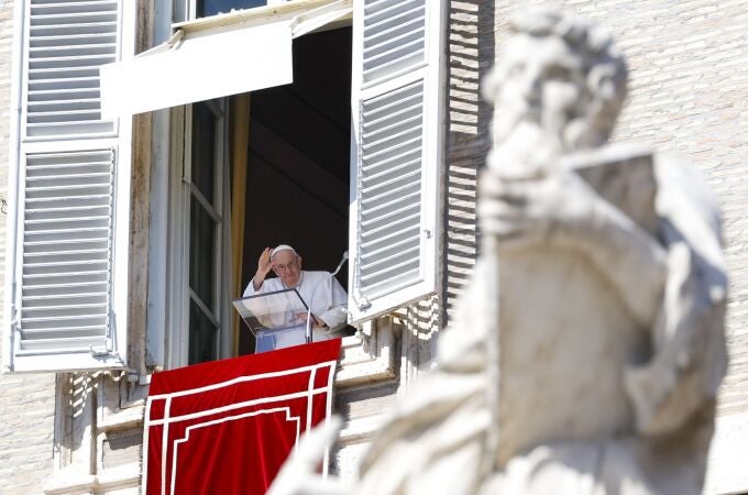 El Papa saluda desde la ventana de su oficina en la plaza de San Pedro