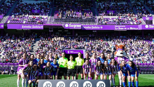 Foto de familia de las jugadoras del Real Valladolid y el Olímpico de León antes del partido