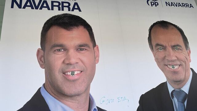 Cartel del líder del PPN, Javier García y el candidato al Ayuntamiento de Pamplona, Carlos García Adanero, con pintadas y pegatinas proetarras 
