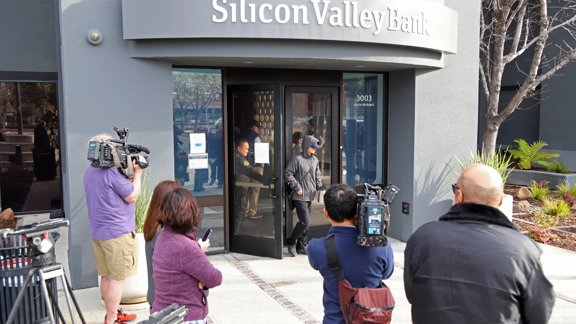 Santa Clara (United States), 13/03/2023.- A customer leaves the headquarters of Silicon Valley Bank (SVB) in Santa Clara, California, USA, 13 March 2023. The Federal Deposit Insurance Corporation (FDIC) took control of the bank's assets, making it the largest bank to do so since the 2008 finical crisis. (Estados Unidos) EFE/EPA/GEORGE NIKITIN 