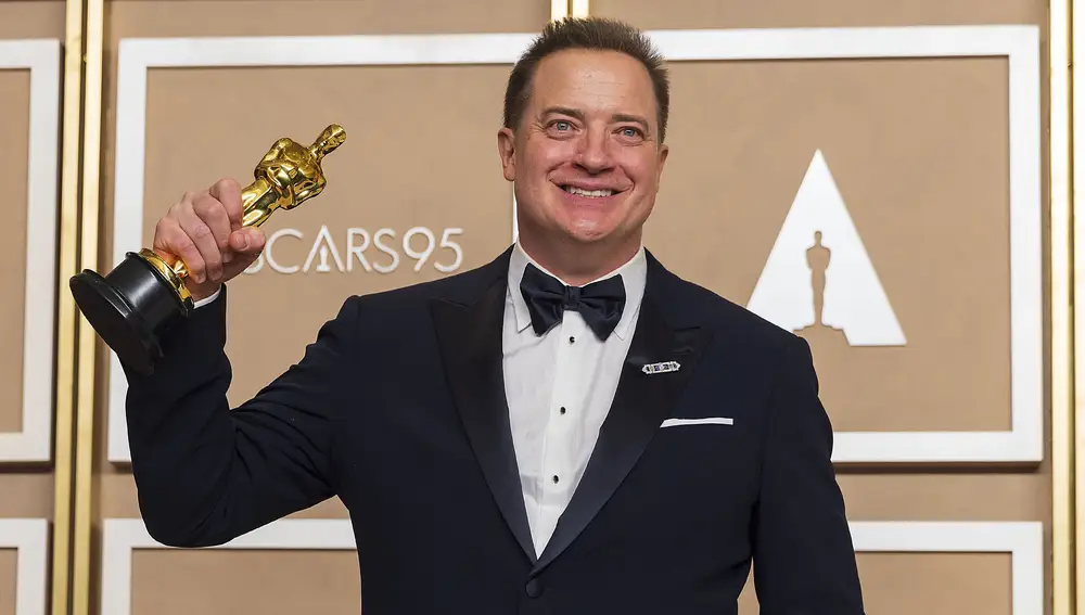 Brendan Fraser posa con su premio Óscar en la sala de prensa de la ceremonia de los Premios de la Academia, hoy, en el teatro Dolby de Hollywood (EE.UU.). Brendan Fraser ganó esta noche el óscar al mejor actor por su papel de un profesor de inglés con obesidad mórbida en la película &quot;The Whale&quot;, de Darren Aronofsky