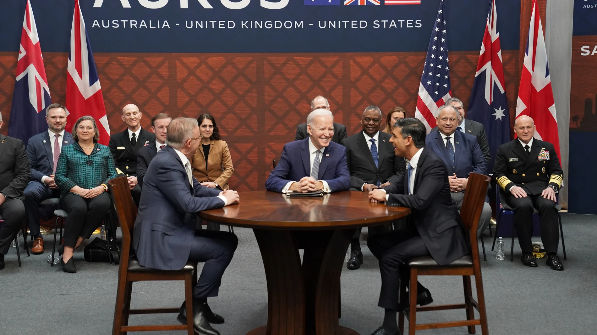 Joe Biden, junto al primer ministro australiano, Anthony Albanese, y el «premier» británico, Rishi Sunak, ayer en San Diego