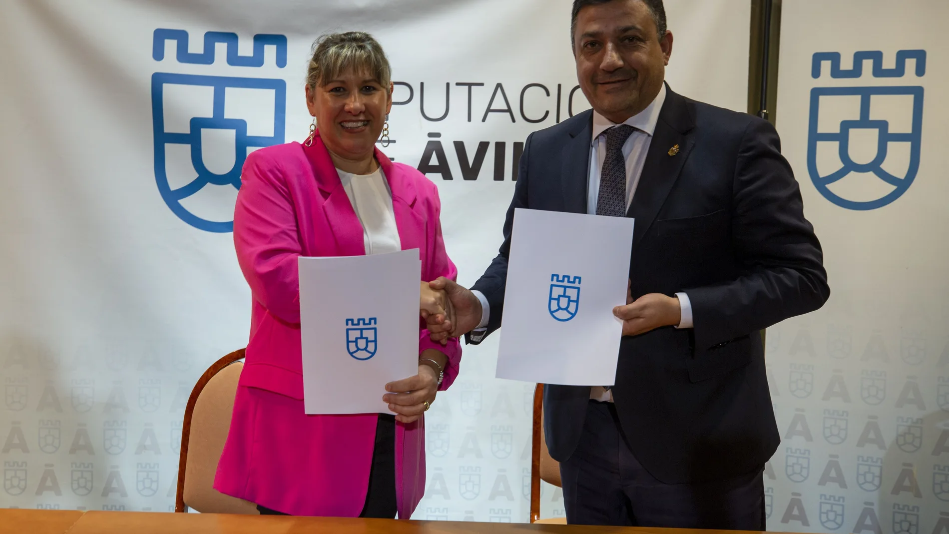El presidente de la Diputación de Ávila, Carlos García, firma el acuerdo con Inmaculada Pose, directora de Faema