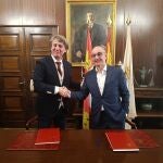 El alcalde de Soria, Carlos Martínez, junto al director general de Iberaval, Pedro Pisonero
