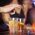 Droga en la bebida en una discoteca 