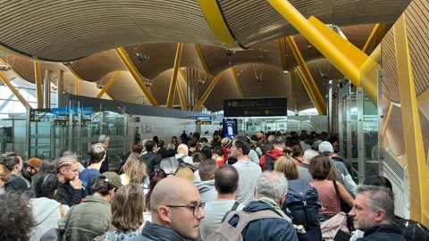 Economía.- ALA ve "inaceptables" las colas de los controles de pasaportes en Barajas y pide a Interior más policías
