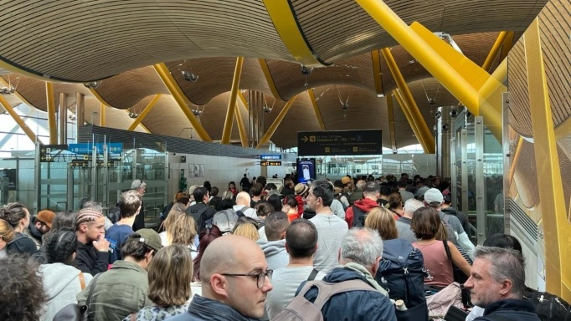 Largas colas por falta de policías en los controles de pasaportes en el aeropuerto de Adolfo Suárez-Madrid Barajas de este fin de semana. IBERIA 13/03/2023