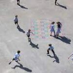 Niños en un patio colegio 