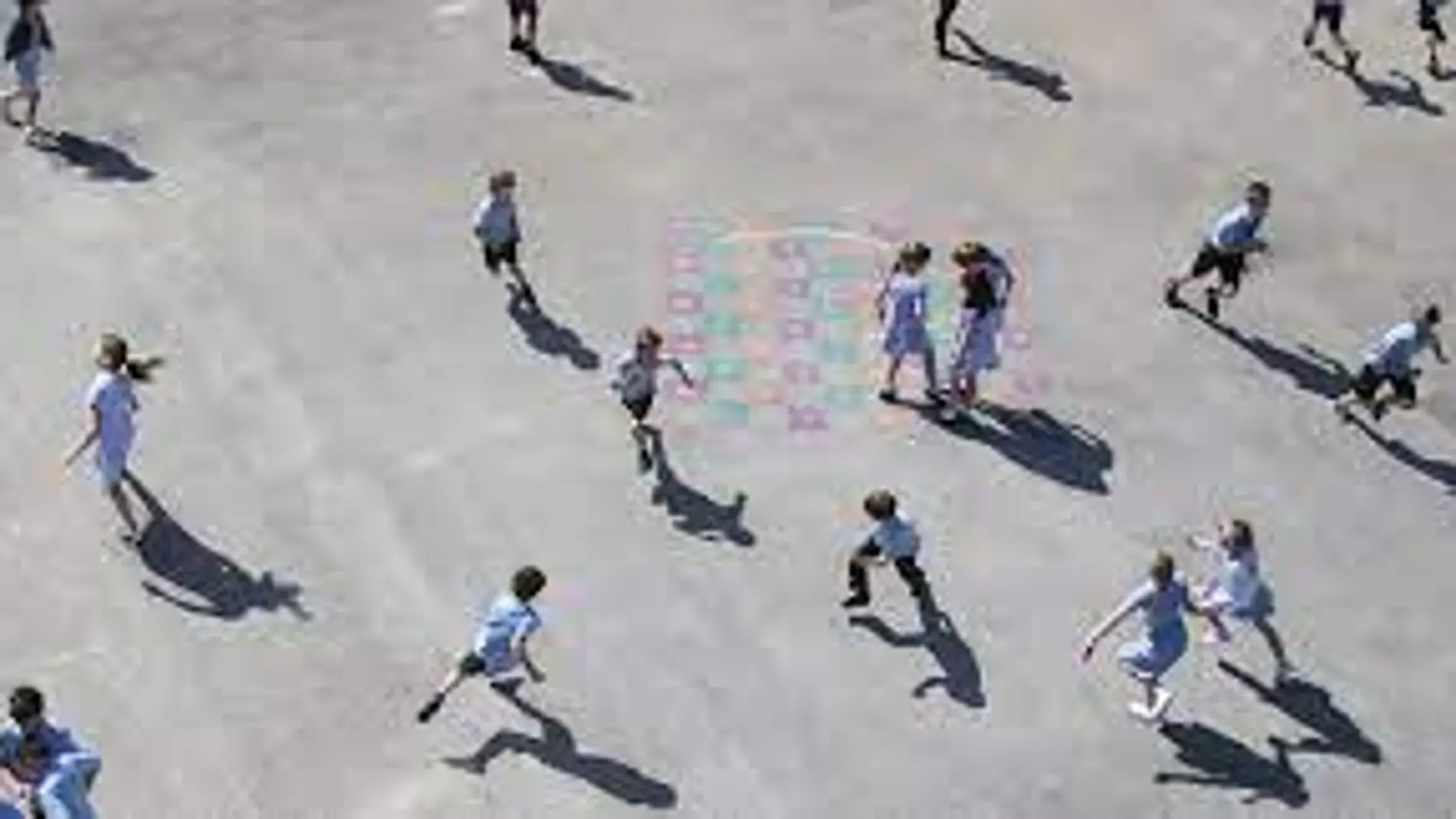 Niños en un patio colegio 