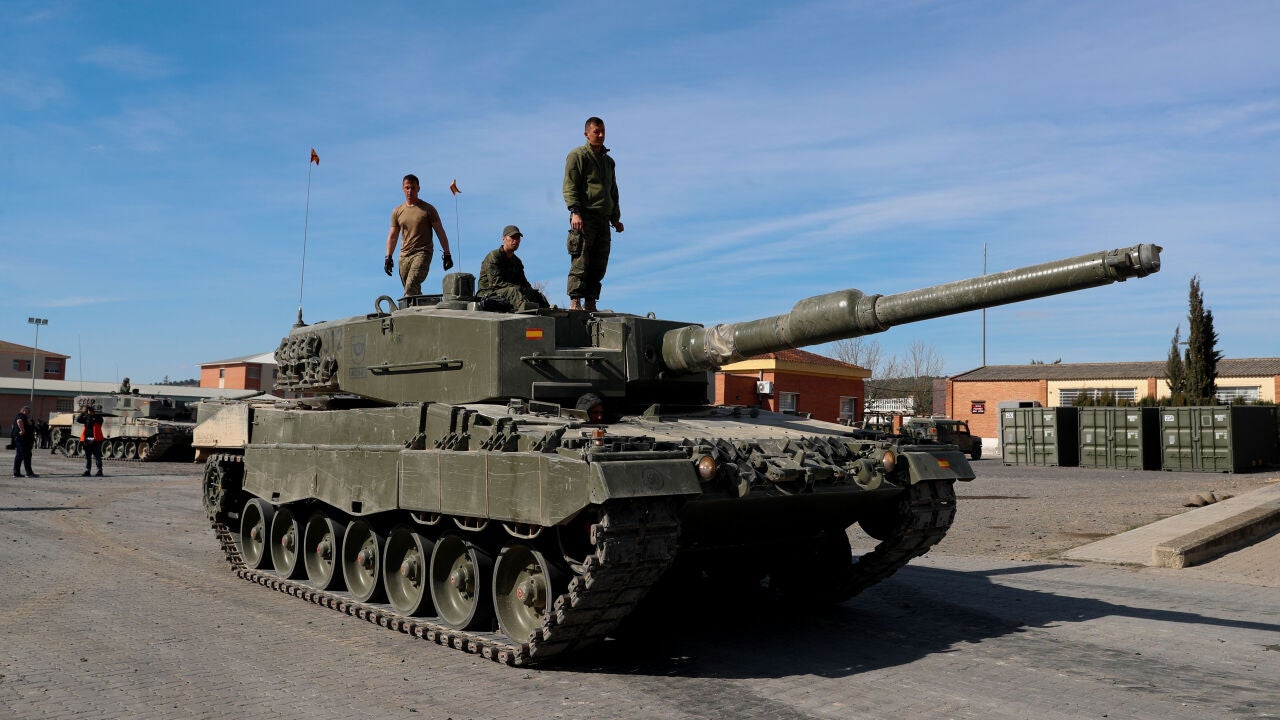 Defense Sends The Last Four Leopards Eleven Armored Vehicles Ten Trucks And Five Ambulances 