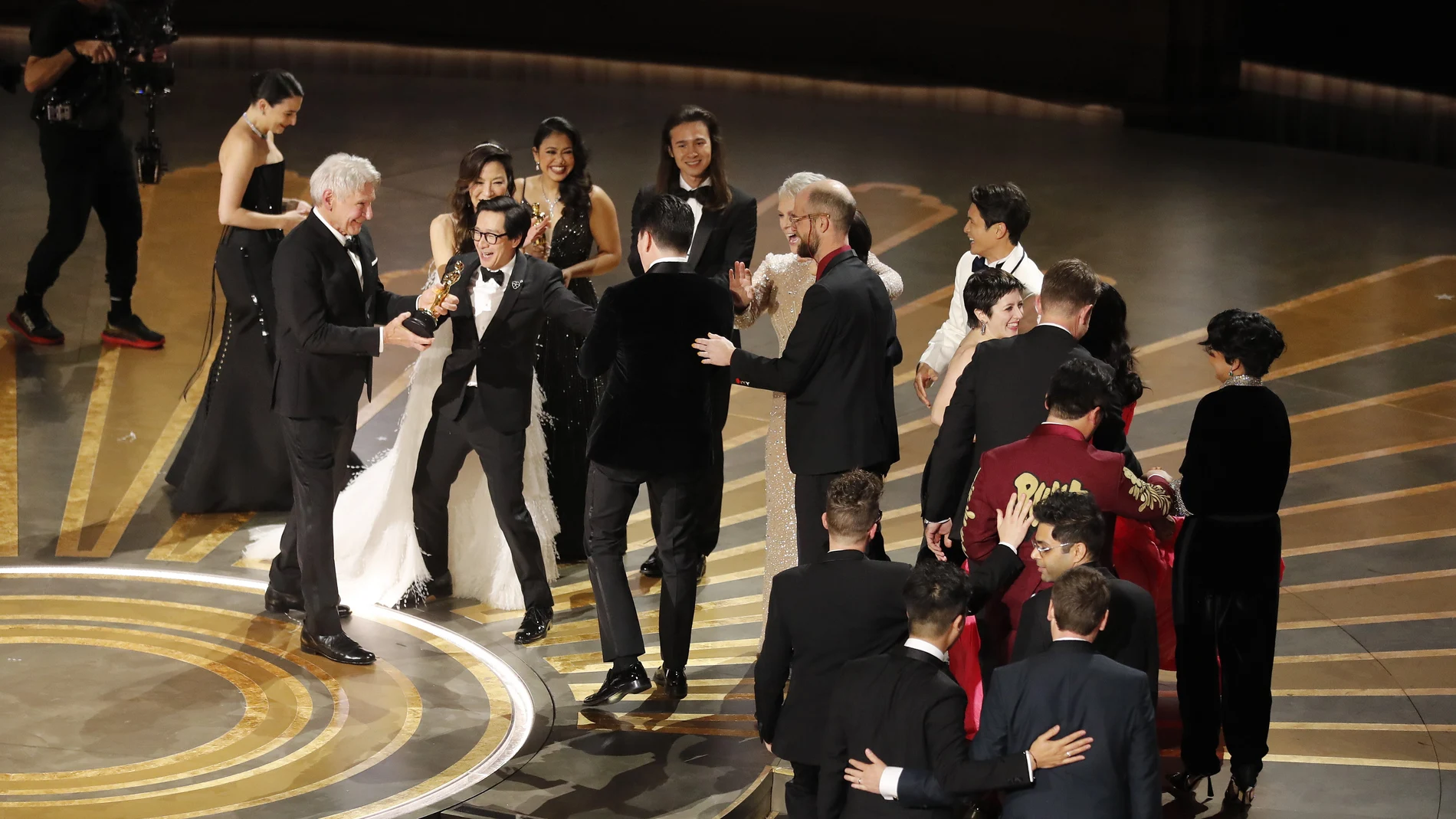 Jonathan Wang (C) and the cast and crew after winning the Oscar for Best Picture for 'Everything Everywhere All at Once' and Harrison Ford during the 95th annual Academy Awards ceremony at the Dolby Theatre in Hollywood, Los Angeles, California, USA, 12 March 2023. The Oscars are presented for outstanding individual or collective efforts in filmmaking in 24 categories. (Estados Unidos)